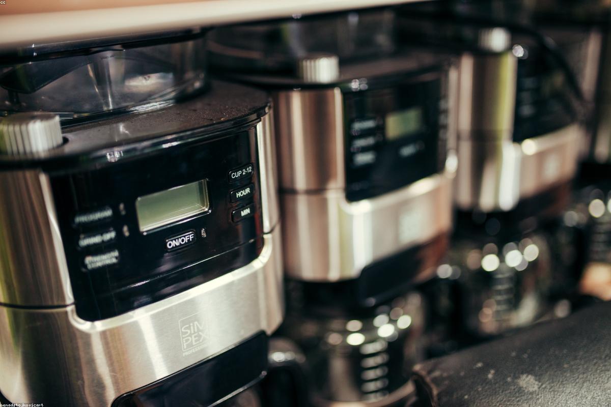 Elena kämpfte gegen das 15-Uhr-Tief. Kaffee oder ein Nickerchen? Die Antwort veränderte ihre Produktivität und ihre Nacht.